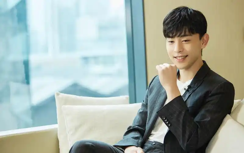 邓伦高清电脑桌面壁纸