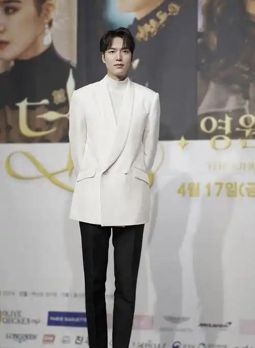 李敏镐白西装亮相发布会,王子范十足,私服穿搭却是休闲运动风_黑色