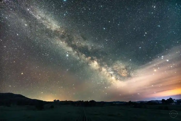 《草原星夜》夜空划过的不是流星,而是年少时的梦;追梦星辰,不忘初心