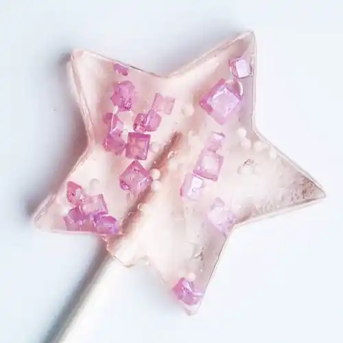 星星棒棒糖里有一颗一颗形状俏皮的糖粒