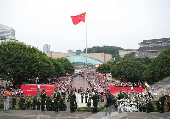 视频 | 我爱你,中国! 重庆人民广场举行国庆升旗仪式