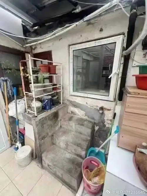 震惊了  这个不是窗户,是门  还好装了空调,否则真的要误会房子的用途