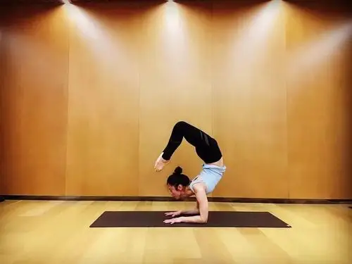 专业高难度体式挑战蝎子式