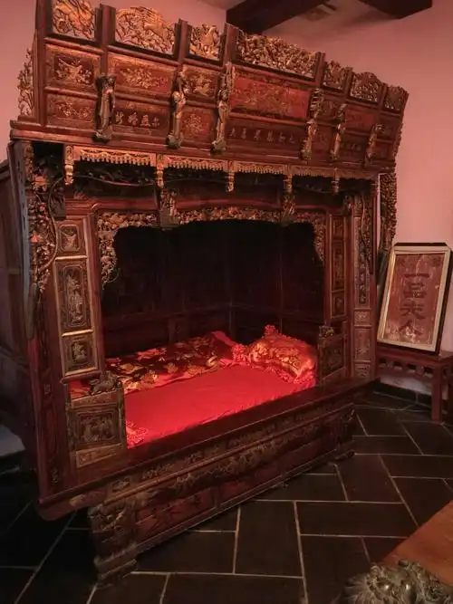 红木古床,做工精美,雕刻细腻,极具收藏价值.