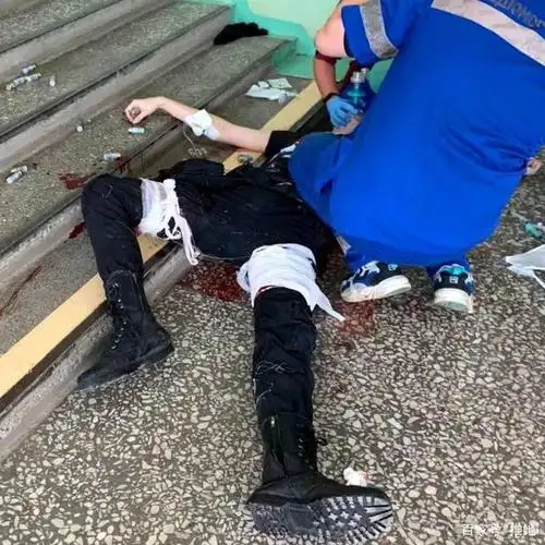 "年轻人摔倒了,我跑向他,拿开他的步枪,子弹和刀,然后开始对他进行