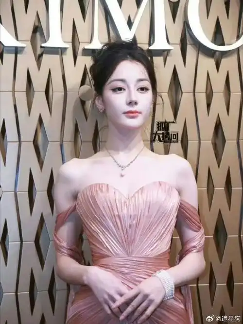 迪丽热巴:"区区顶光,轻松抗下"这就是颜值扛把子的底气吧