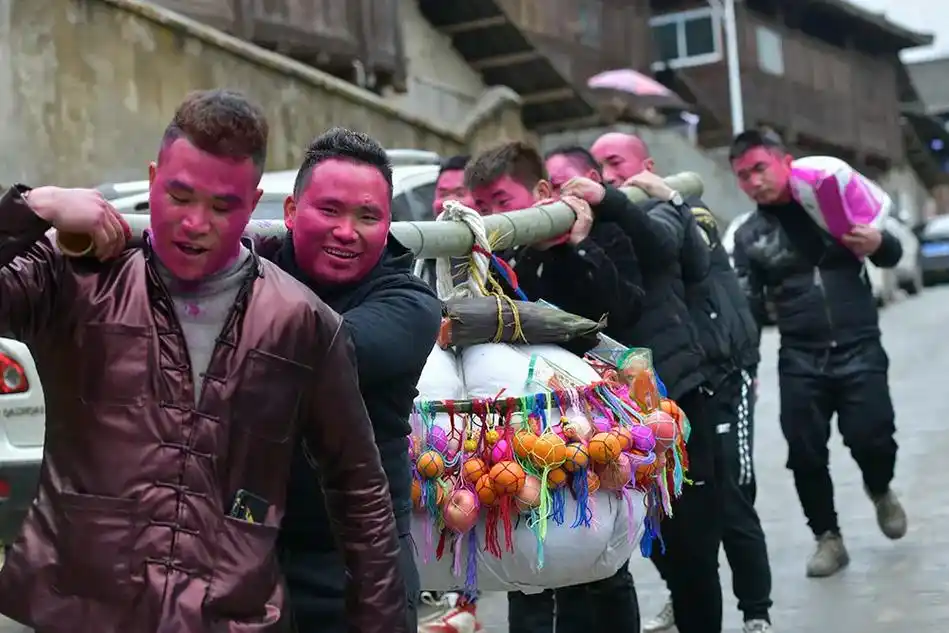 苗族婚俗打花脸  水 戈 摄影 - 抖音