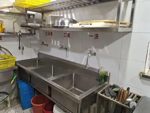 时客来大食堂 环境符合要求 货物离地摆放 第2家 整体环境尚可 后厨