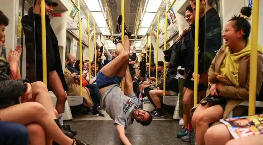 伦敦流氓集体出动光大腿坐地铁辣辣辣眼睛