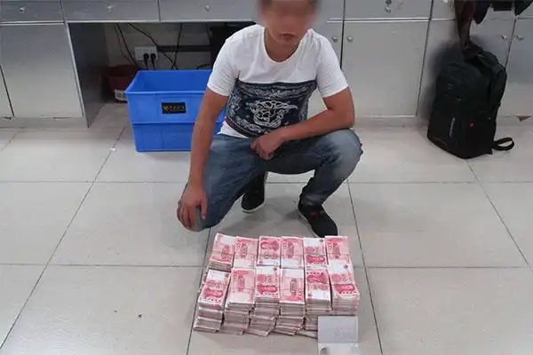 拱北口岸查获男子携120万元人民币进境图