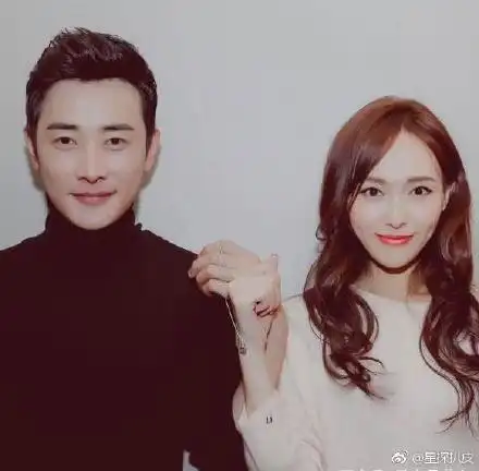 唐嫣伴娘曝光竟然是她东方卫视主持人王冠外号是人来疯