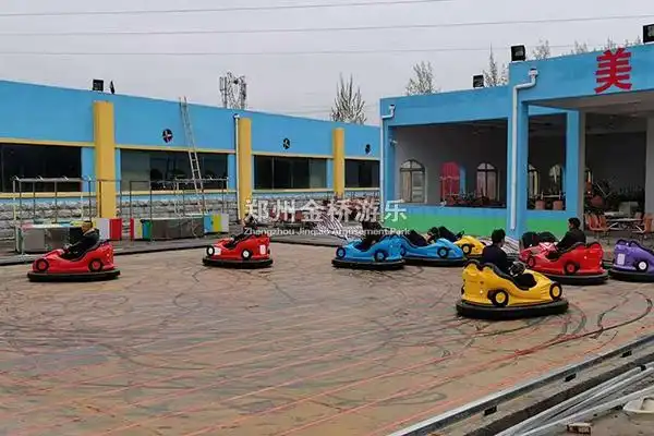 它需要铺设导电地板,不像电瓶碰碰车那样直接硬化下地面就行了,在早期