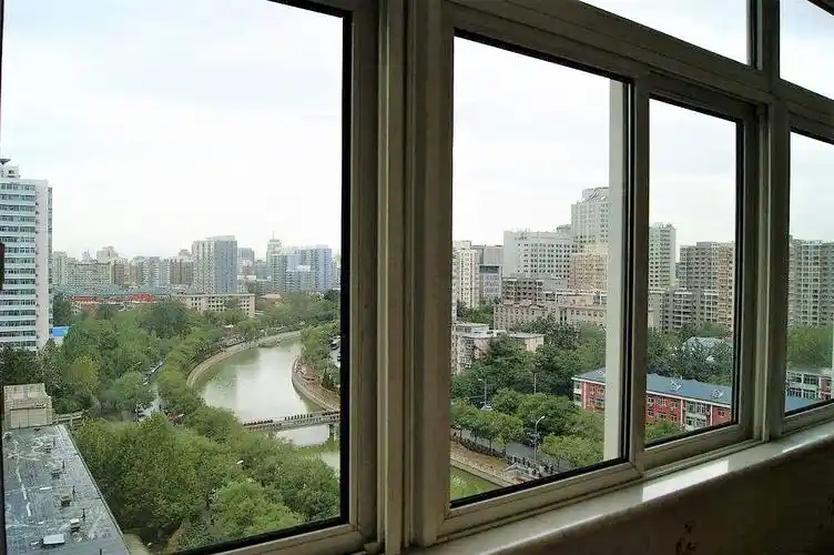 高层玻璃窗又脏又难擦,老阿姨教你两招!太干净了