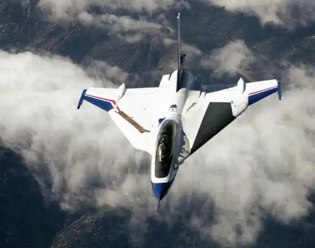 80年代的美国三角翼战机,综合性能远超歼10,可与苏30匹敌