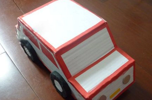 简单又漂亮的纸盒子小汽车步骤涂上颜色用胶水固定在车身的