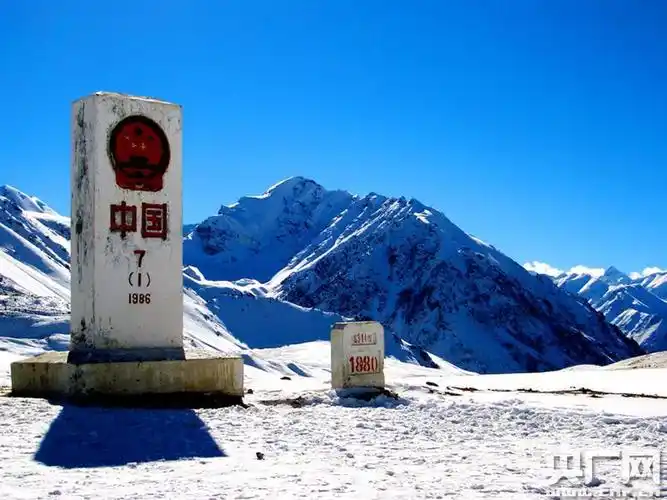 中巴7号界碑(央广网记者 张雷 摄)