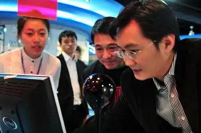 马化腾与李连杰在腾讯体验大厅2