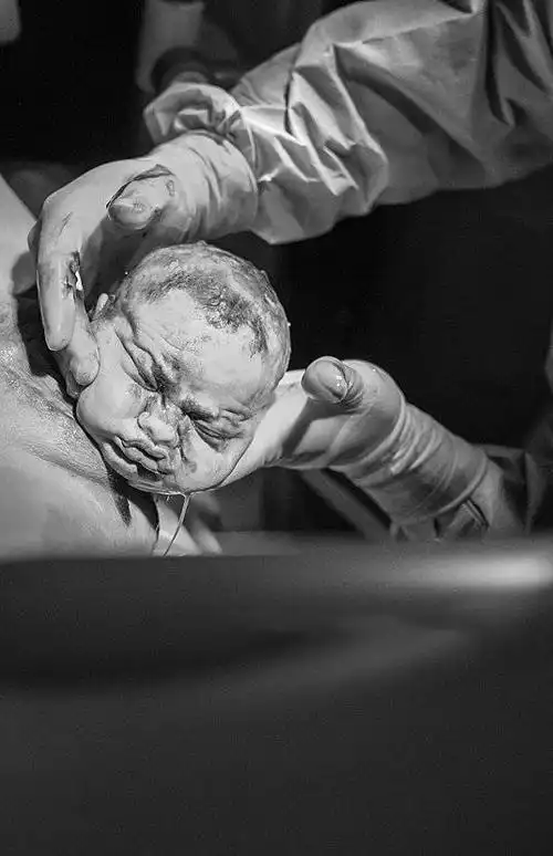 分娩过程非常伟大,我们应该把生产过程教导给孩子们.