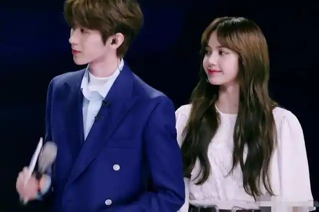 蔡徐坤变身暖男给lisa递纸