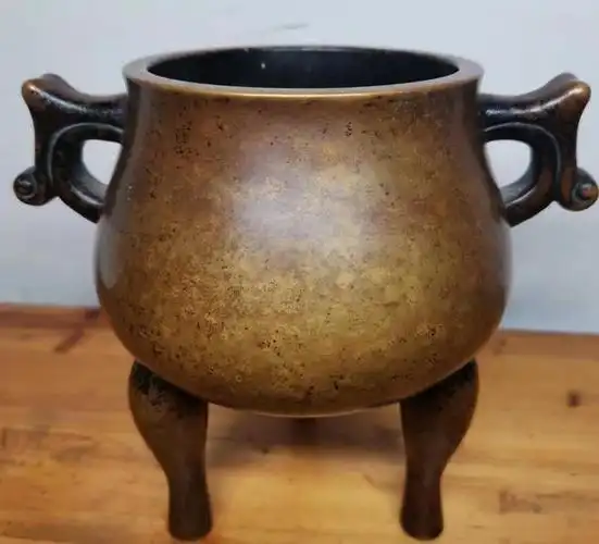 宣德炉是中国历史上第一次运用风磨铜铸成的精美铜器.