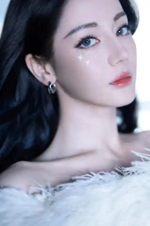 保持热爱姿态,展现自信气质#迪丽热巴单曲第十幕#    化妆:@王亚飞