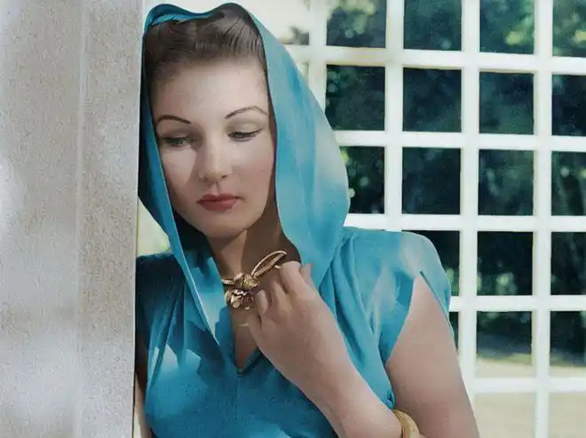 埃及公主嫁伊朗末代国王因生不出儿子被嫌弃再婚生一子一女