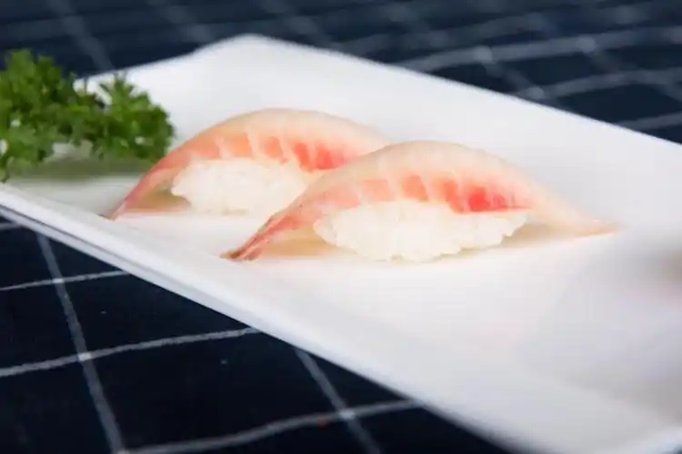 源源国际酒店铁板烧新品上市寿司刺身牡丹虾手握卷日式寿司多种套餐不