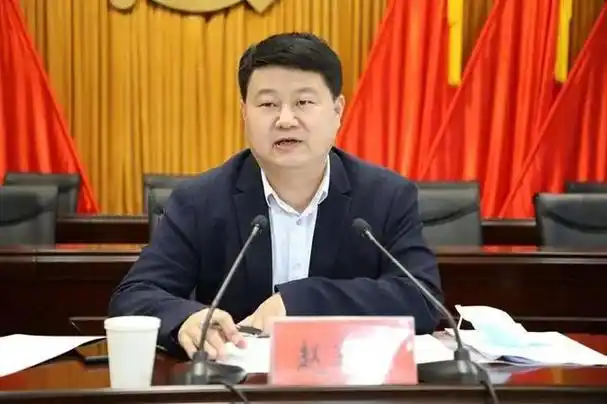 赵军华,男,汉,1975年9月生,驻马店市人,1999年10月参加工作,曾任潢川