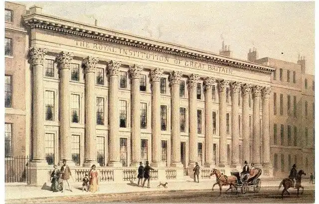 南丁格尔无法入选皇家学会的是因为英国科学家对护理学持有偏见.