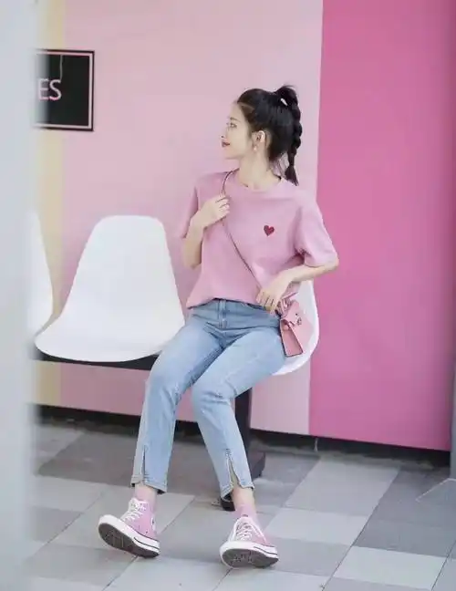 无敌减龄又元气满满滴,搭配蓝色前开叉牛仔裤和粉色帆布鞋,一套嫩嫩的