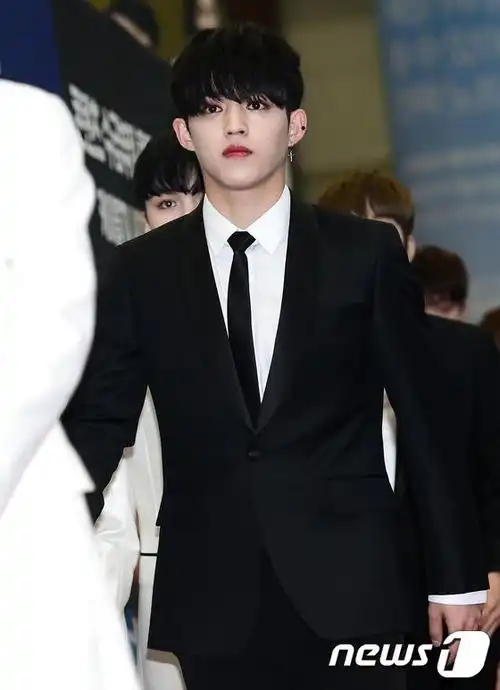 seventeen"黑白配"西装帅气有型 美艳韩彩英同台pk清纯hani【组图】