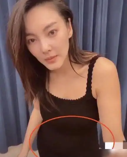 张雨绮穿紧身吊带自拍小腹隆起引讨论在家里吃多了还是有情况