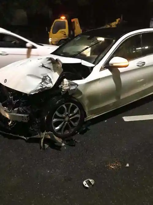 你好奔驰c200追尾车头撞的很严重还需要修吗