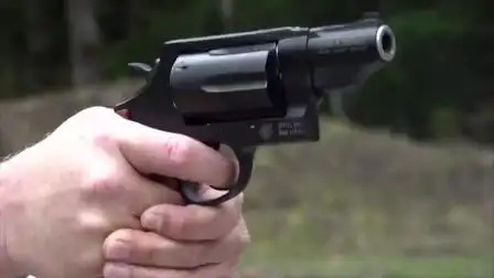 史密斯韦森左轮手枪加弹射击测试黑色枪身很低调性能可靠