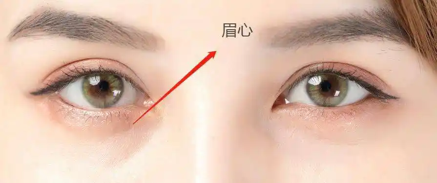 打通"眉心",您可别小看这个动作,正好刺激了我们身上心脑问题的核心!