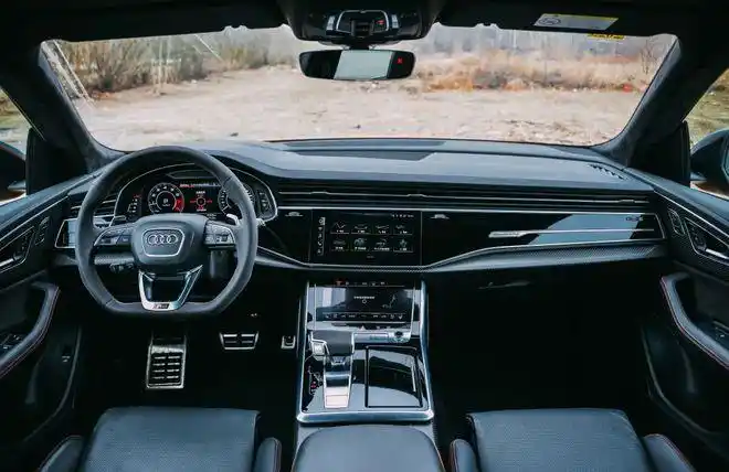 与外观造型的嚣张截然相反,庄重典雅的内饰布局显得十分"奥迪",不过它