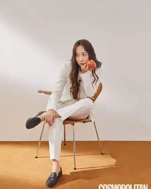 郑秀晶最新造型来袭,穿白色西装气场全开,简约装扮难掩女神风采_网友