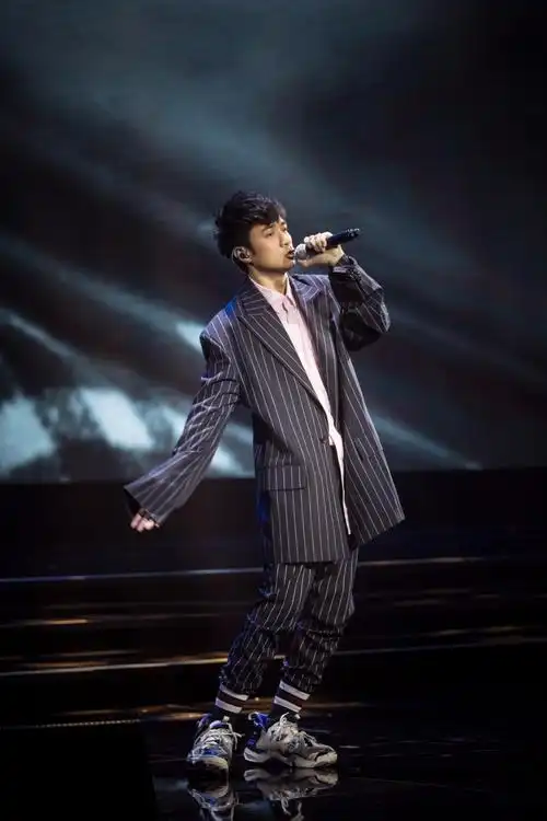 古巨基出席微博电影之夜献唱《当年情》 重温经典电影的黄金时代