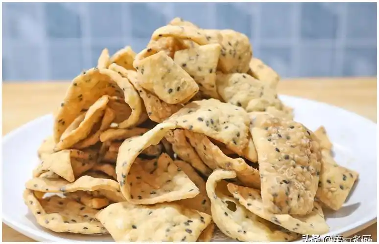 炸麻叶怎样做才好吃?大厨分享小技巧,焦香酥脆,出锅口水流一地