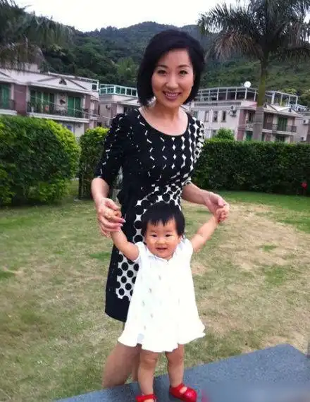 美女主播从央视跳槽到凤凰卫视主持人卢琛如今名利双收