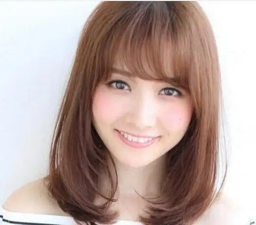 脸大的女生,她选择的是好看又修脸的内扣直发发型,前面是好看的齐刘海