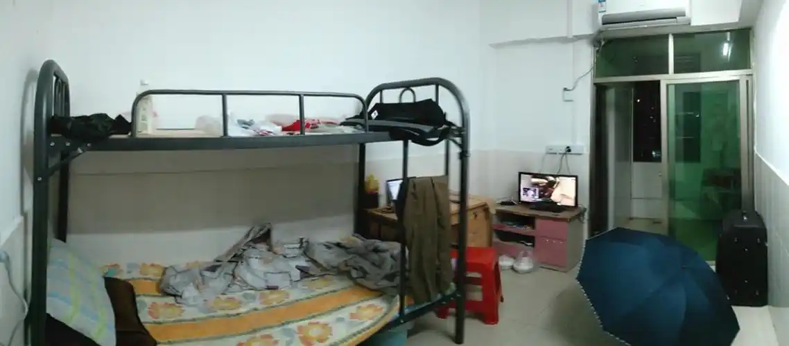 公司的宿舍,单人间很小,不过几乎没什么家具,有个高低床和一张电脑桌