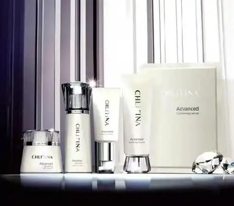 克丽缇娜晶钻光透系列共包含6款产品,包括晶钻光透洁面乳,晶钻光透