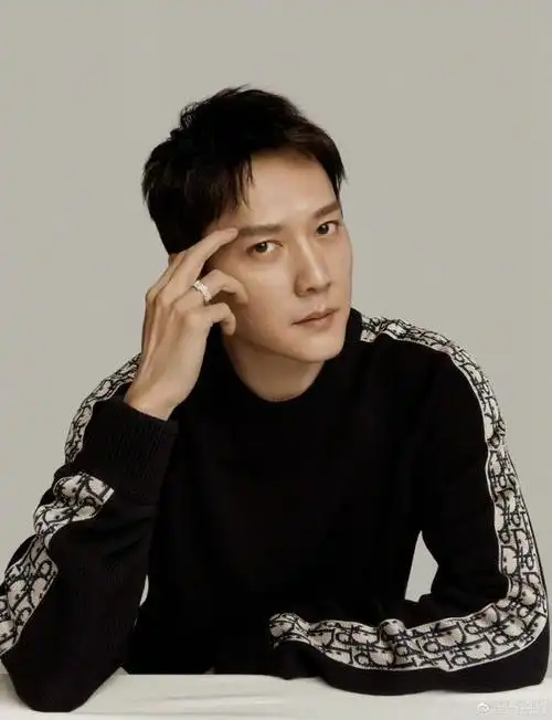 冯绍峰被拍带两女生回家!连续两晚都被拍!