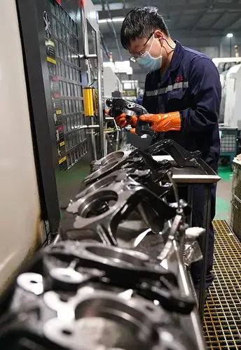 4月22日,工人在滦南县一家汽车配件企业的生产线上工作.