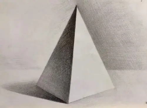 在画四棱锥的时候,要注意底边的宽窄透视以及明暗交界线的厚度和投影