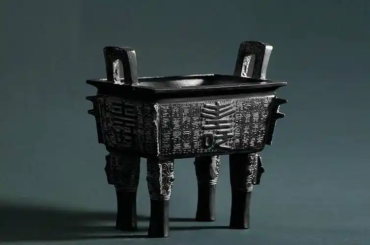 鼎"九鼎"曾经是夏,商,周时期重要的礼器,是那个时代国家王权的象征.