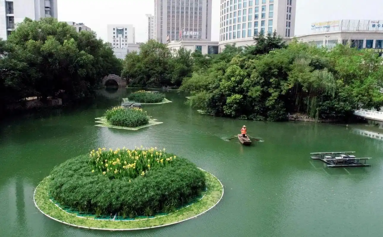 河道景观生态浮岛通过绿化和景观布局,为城市河道创造了一个美丽的