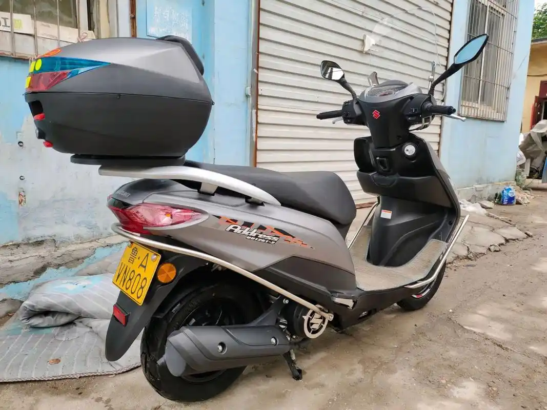 铃木uu125 铃木uu125 济南一手车 22年1月上牌 百年纪念版蚕丝灰 实表