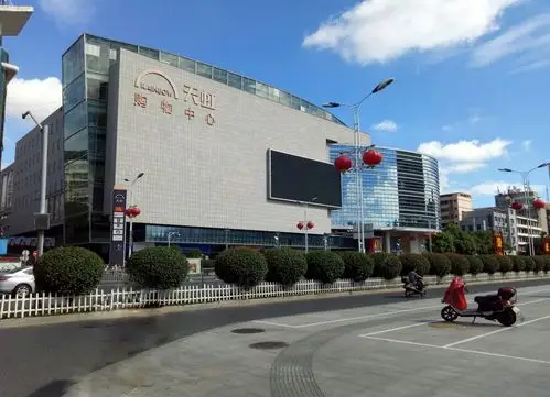 下面这座大型建筑是"天虹"购物中心,位于人民广场西侧,2014年落成